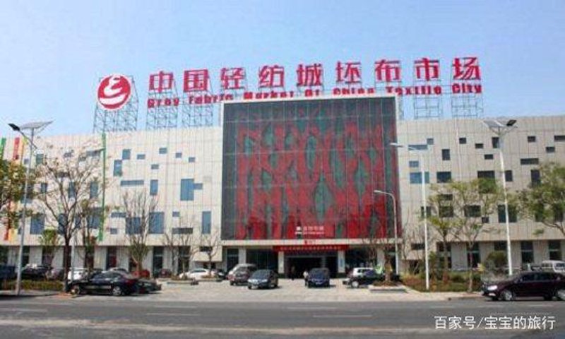 云纹纱是一种独特的织物,它结合了传统与现代的设计理念。那么,云纹纱究竟是怎样的一种面料?让我们一起来探讨一下。